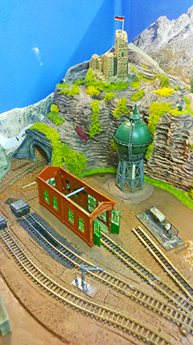 Locloods met bergmassief en burcht