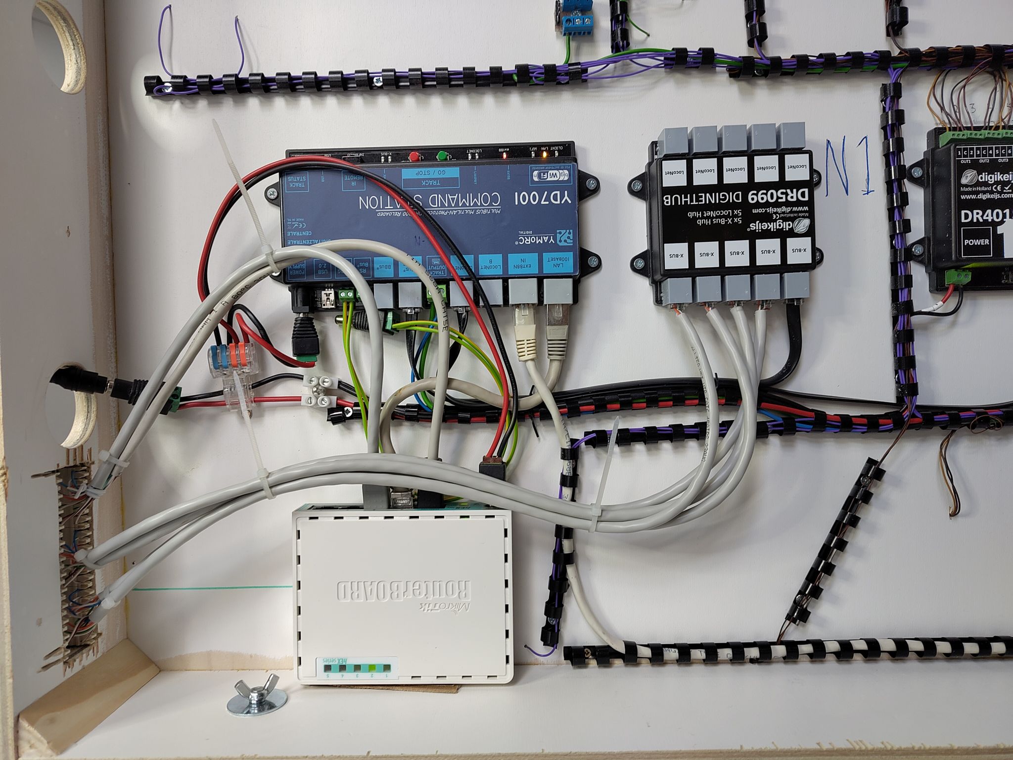 cat6 kabels onder de bak