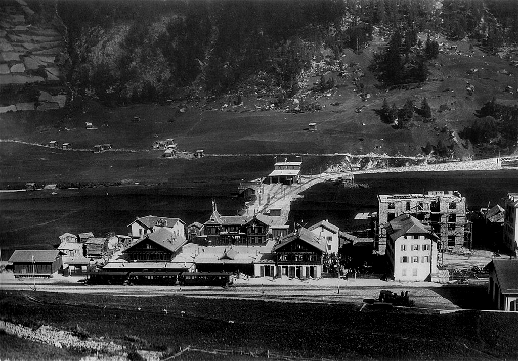 1024px-Bahnhof_Zermatt_1900.jpg